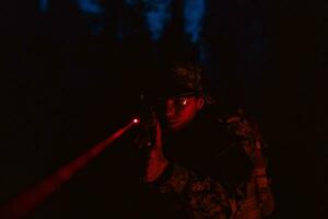 soldados equipo en acción en noche misión utilizando láser visión haz luces militar equipo concepto foto