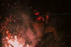 soldados equipo en acción en noche misión utilizando láser visión haz luces militar equipo concepto foto