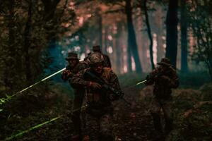 soldados equipo en acción en noche misión utilizando láser visión haz luces militar equipo concepto foto