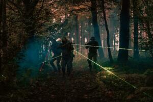 soldados equipo en acción en noche misión utilizando láser visión haz luces militar equipo concepto foto