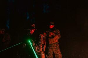 soldados equipo en acción en noche misión utilizando láser visión haz luces militar equipo concepto foto