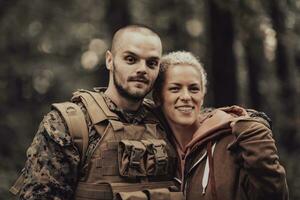 contento mujer en amor abrazando héroe soldado foto