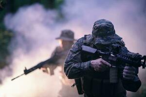 escuadrón de soldados de guerra moderna en batalla foto
