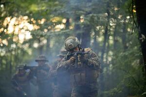 un grupo de moderno guerra soldados es luchando un guerra en peligroso remoto bosque áreas un grupo de soldados es luchando en el enemigo línea con moderno armas el concepto de guerra y militar conflictos foto