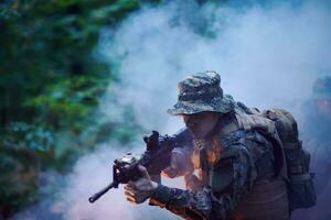 soldado en un misión foto