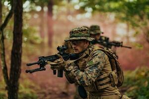 batalla de el militar en el guerra. militar tropas en el fumar foto