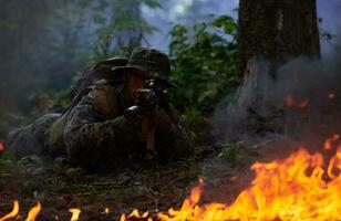 soldado en acción foto