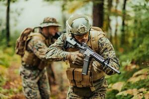 un grupo de moderno guerra soldados es luchando un guerra en peligroso remoto bosque áreas un grupo de soldados es luchando en el enemigo línea con moderno armas el concepto de guerra y militar conflictos foto