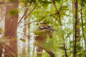 un moderno guerra soldado en guerra deber en denso y peligroso bosque áreas peligroso militar rescate operaciones foto