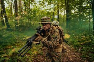 un grupo de moderno guerra soldados es luchando un guerra en peligroso remoto bosque áreas un grupo de soldados es luchando en el enemigo línea con moderno armas el concepto de guerra y militar conflictos foto