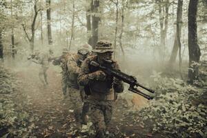 un grupo de moderno guerra soldados es luchando un guerra en peligroso remoto bosque áreas un grupo de soldados es luchando en el enemigo línea con moderno armas el concepto de guerra y militar conflictos foto