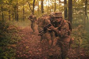 un grupo de moderno guerra soldados es luchando un guerra en peligroso remoto bosque áreas un grupo de soldados es luchando en el enemigo línea con moderno armas el concepto de guerra y militar conflictos foto