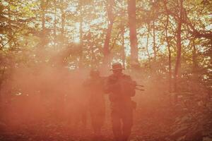 un grupo de moderno guerra soldados es luchando un guerra en peligroso remoto bosque áreas un grupo de soldados es luchando en el enemigo línea con moderno armas el concepto de guerra y militar conflictos foto