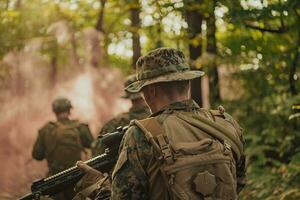 un grupo de moderno guerra soldados es luchando un guerra en peligroso remoto bosque áreas un grupo de soldados es luchando en el enemigo línea con moderno armas el concepto de guerra y militar conflictos foto