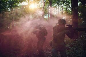 escuadrón de soldados de guerra moderna en batalla foto