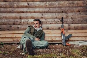 un terrorista en un descanso desde guerra, descansando durante pesado guerra tarifa y ataque foto