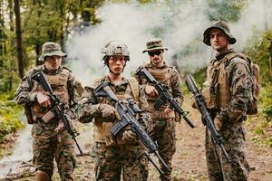 moderno guerra soldados equipo corriendo en táctico batalla formación mujer como un equipo líder foto