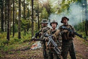 moderno guerra soldados equipo corriendo en táctico batalla formación mujer como un equipo líder foto