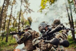 moderno guerra soldados equipo corriendo en táctico batalla formación mujer como un equipo líder foto