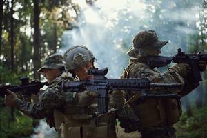 mujer soldado como líder de equipo foto