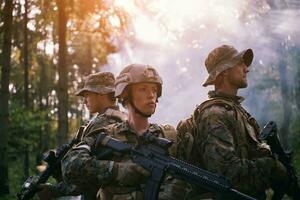 mujer soldado como líder de equipo foto