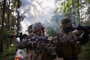 mujer soldado como líder de equipo foto