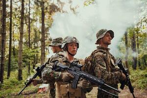 moderno guerra soldados equipo corriendo en táctico batalla formación mujer como un equipo líder foto