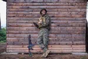 soldado que usa una tableta en un campamento militar foto