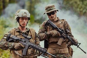 moderno guerra soldados equipo corriendo en táctico batalla formación mujer como un equipo líder foto