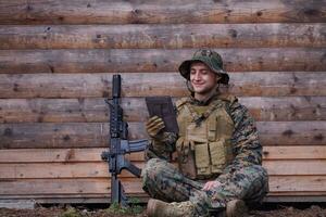 soldado que usa una tableta en un campamento militar foto