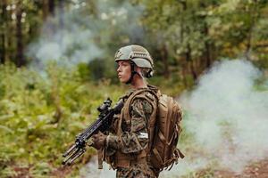 mujer soldado Listo para batalla vistiendo protector militar engranaje y arma foto