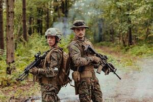 moderno guerra soldados equipo corriendo en táctico batalla formación mujer como un equipo líder foto