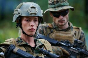mujer soldado como líder de equipo foto
