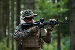 soldado en acción apuntando a la óptica de mira láser de arma foto