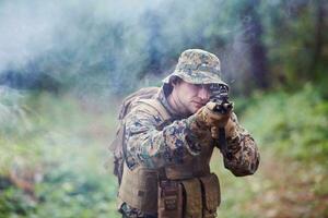 soldado en acción apuntando a la óptica de mira láser de arma foto