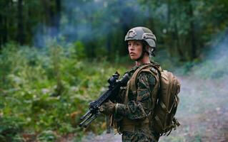 soldado en un misión foto
