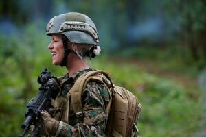 soldado en un misión foto