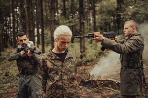 terroristas estaba capturar viva mujer soldado y interrogatorio su en especial táctica violento camino foto