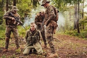 soldados equipo estaba capturar viva terrorista y interrogatorio ellos en ellos en especial táctica violento camino foto