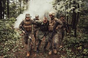 soldados equipo estaba capturar viva terrorista y interrogatorio ellos en ellos en especial táctica violento camino foto