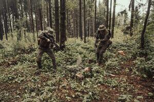 soldados equipo estaba capturar viva terrorista y interrogatorio ellos en ellos en especial táctica violento camino foto