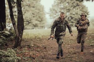 soldados equipo estaba capturar viva terrorista y interrogatorio ellos en ellos en especial táctica violento camino foto