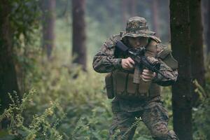 soldado en acción foto