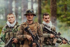 grupo de soldados en opuesto lados celebrando paz después batalla foto