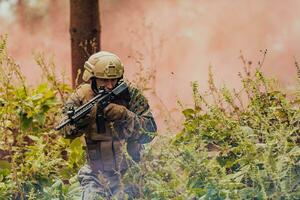 batalla de el militar en el guerra. militar tropas en el fumar foto