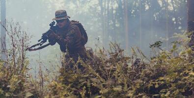 un moderno guerra soldado en guerra deber en denso y peligroso bosque áreas peligroso militar rescate operaciones foto