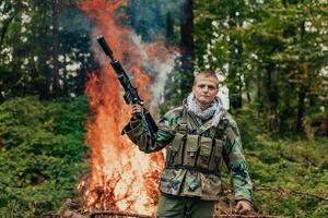 enojado terrorista militante guerrilla soldado guerrero en bosque foto