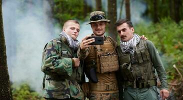 soldados y terroristas tomando selfie foto