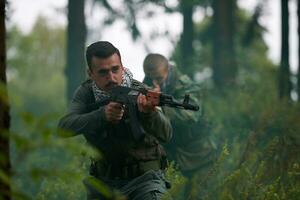 soldado en un misión foto