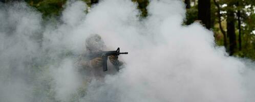 soldado en acción foto